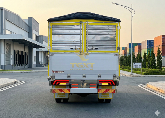 ISUZU FRR650 THÙNG MUI BẠT 6m7